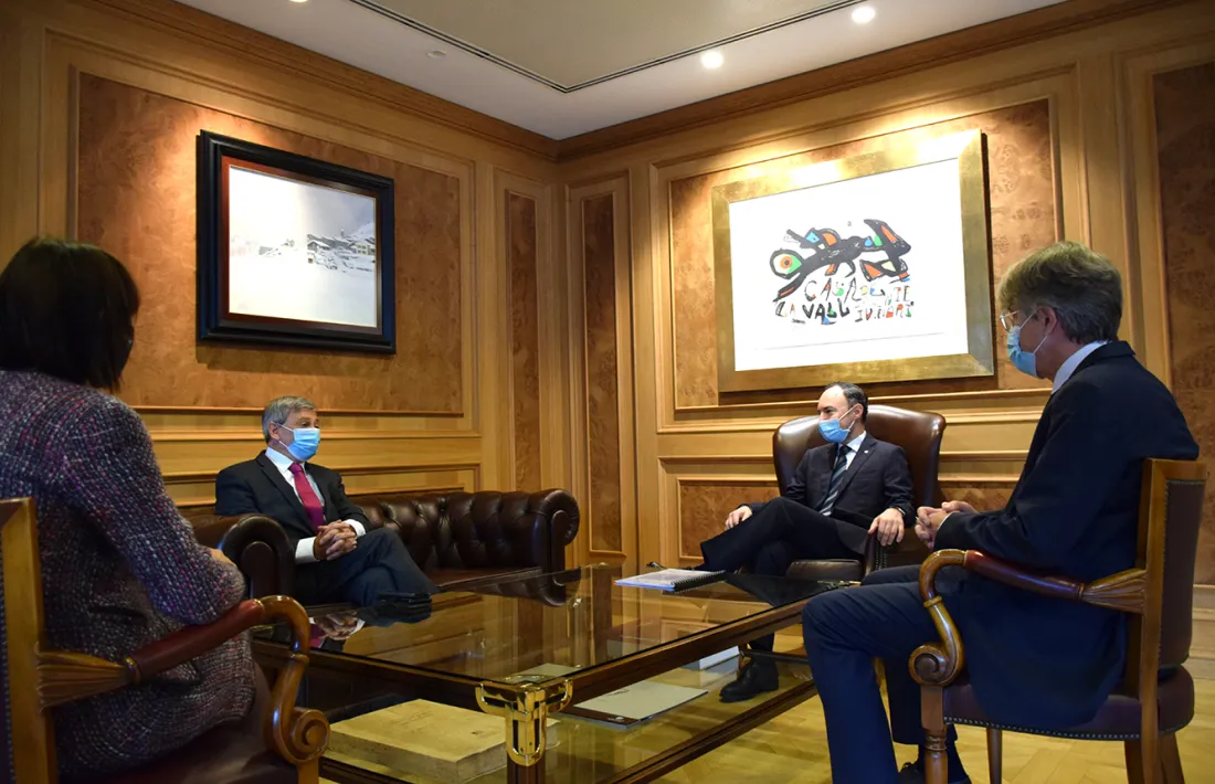 El cap de Govern, Xavier Espot, i el prefecte de la regió d'Occitània, Étienne Guyot, durant la reunió que han mantingut aquest divendres al matí.