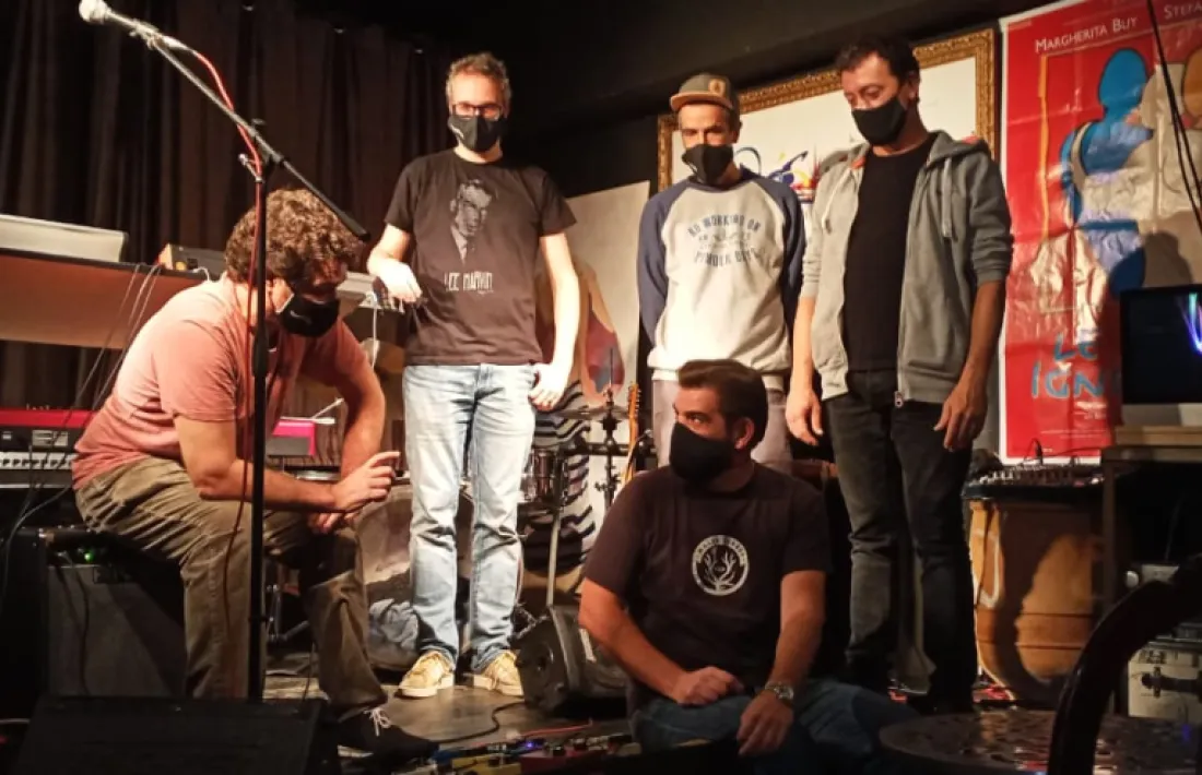 Lluís Cartes, Oriol Vilella, Òscar Llauradó, Roger Casamajor i, assegut, David Gálvez, en la presentació aquest migdia del disc ‘Arnes’ a La Fada Ignorant.