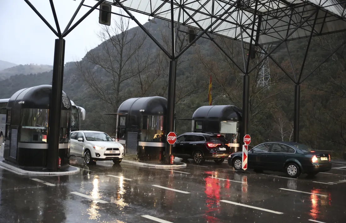 Vehicles creuant la frontera del riu Runer.