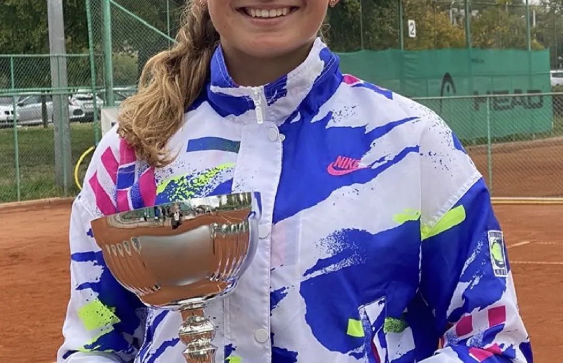 Vicky Jiménez, amb el títol del Torneig júnior de grau 1 que es va disputar a Plovdiv. Foto: Instagram