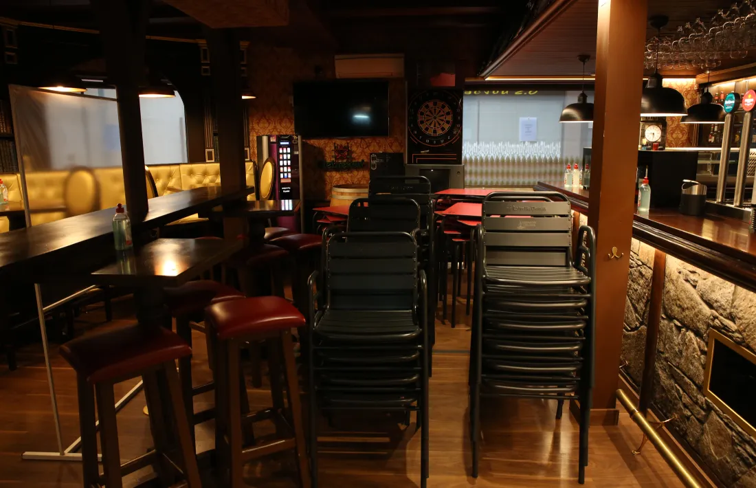 Un bar del centre històric d’Andorra la Vella, tancat.
