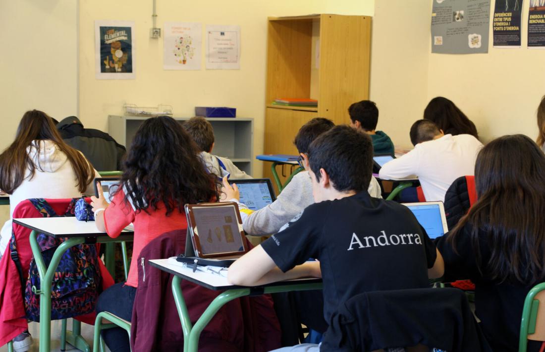 Una aula de l'escola andorrana amb alumnes utilitzant l'iPad.