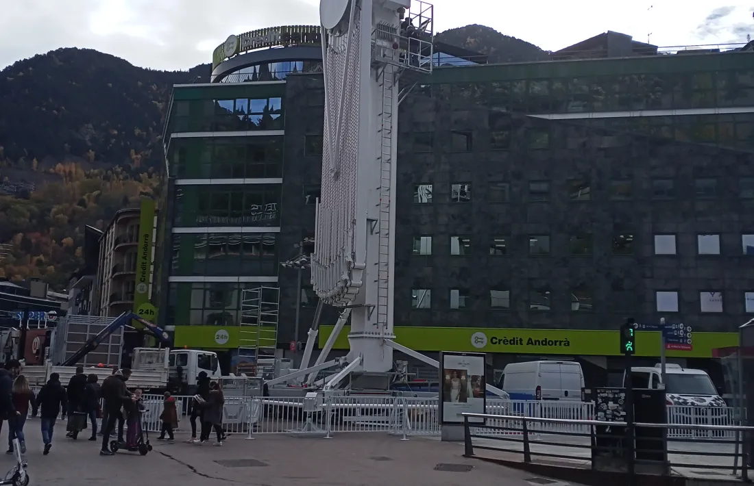 Perspectiva de la Rotonda dimarts al matí, amb els operaris desplegant l'estructura, que farà 27 metres d'alçada.