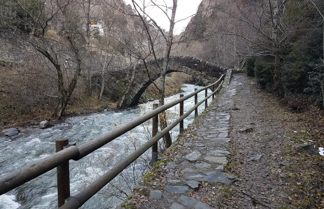 Cami real de Llorts, al pas per Sant Antoni de la Grella.