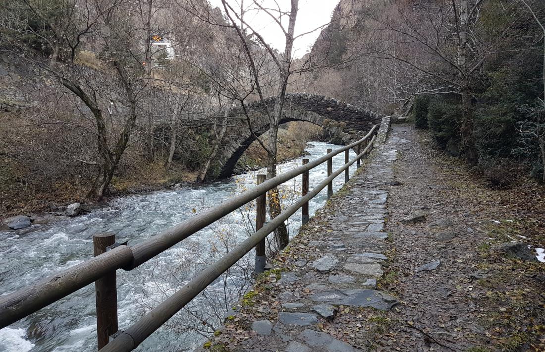Cami real de Llorts, al pas per Sant Antoni de la Grella.