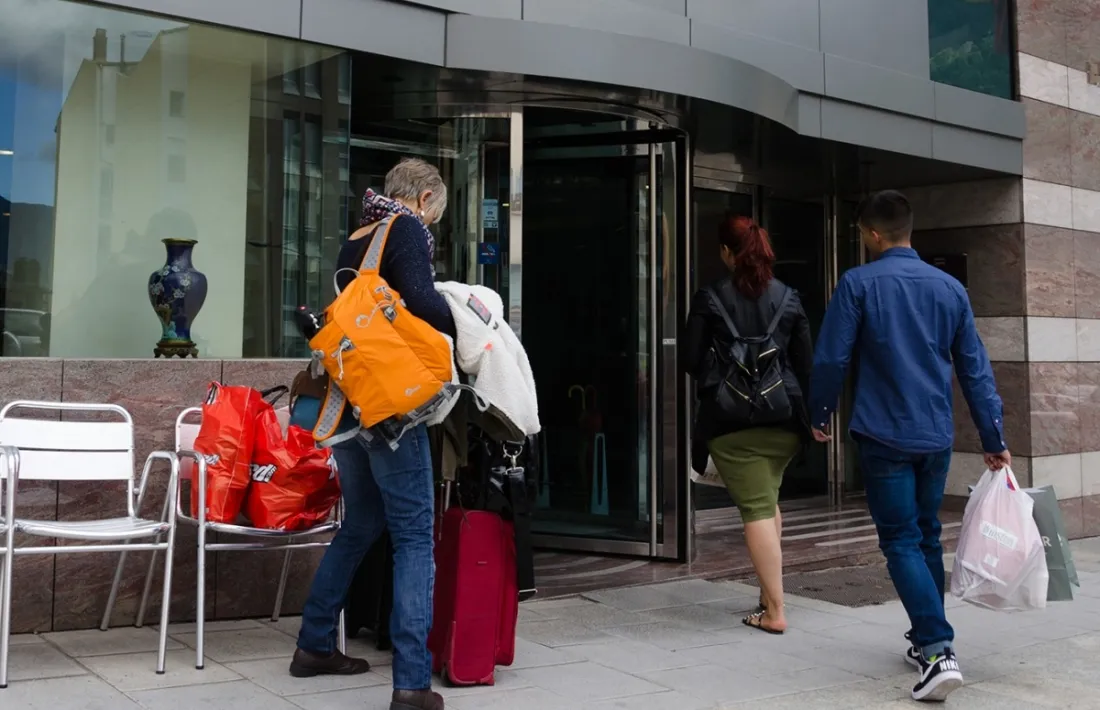 Turistes accedeixen a un hotel del país.