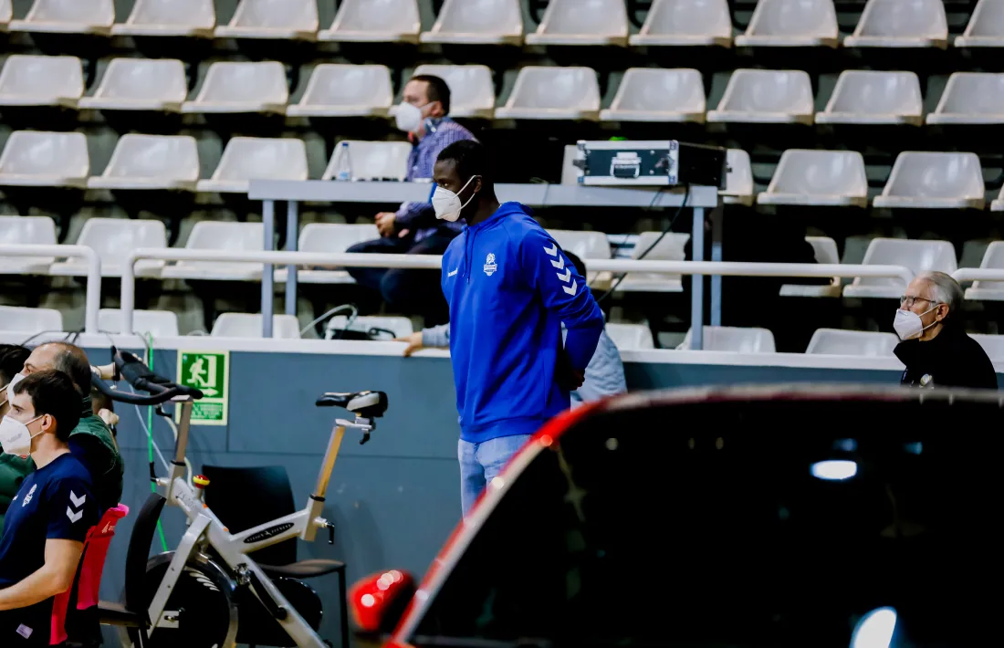 El pivot senegalès Moussa Diagne mirant un dels partits dels seus companys. Foto: Martín Imatge