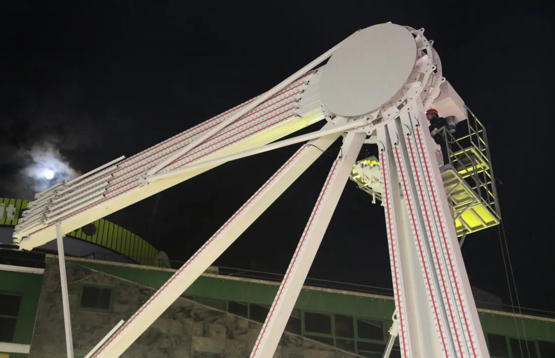 El muntatge de la nòria a la plaça de la Rotonda, aquest vespre.