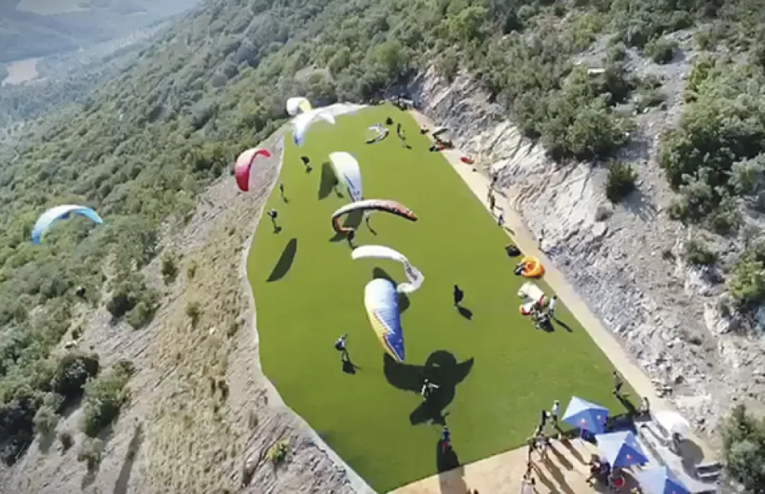 Imatge aèria de les noves instal·lacions de parapent a Organyà, amb la zona d’envol entapissada amb gespa artificial. 