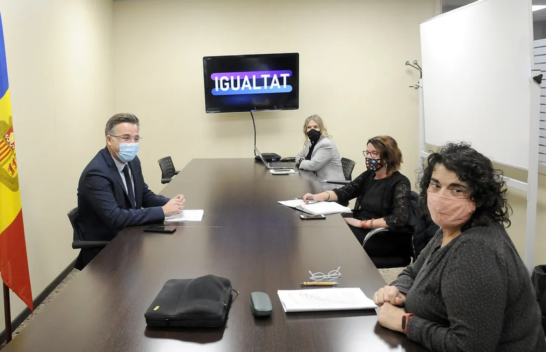 Un moment de la presentació de l’esborrany de la llei a la presidenta d’Acció Feminista, Antònia Escoda, aquest dimarts.