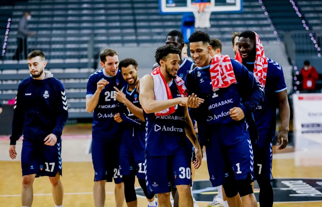 L’aler pivot Tyson Pérez i Jeremy Senglin celebren la victòria del BC MoraBanc sobre el Lietkabelis Panevezys lituà. Foto: Martín Imatge
