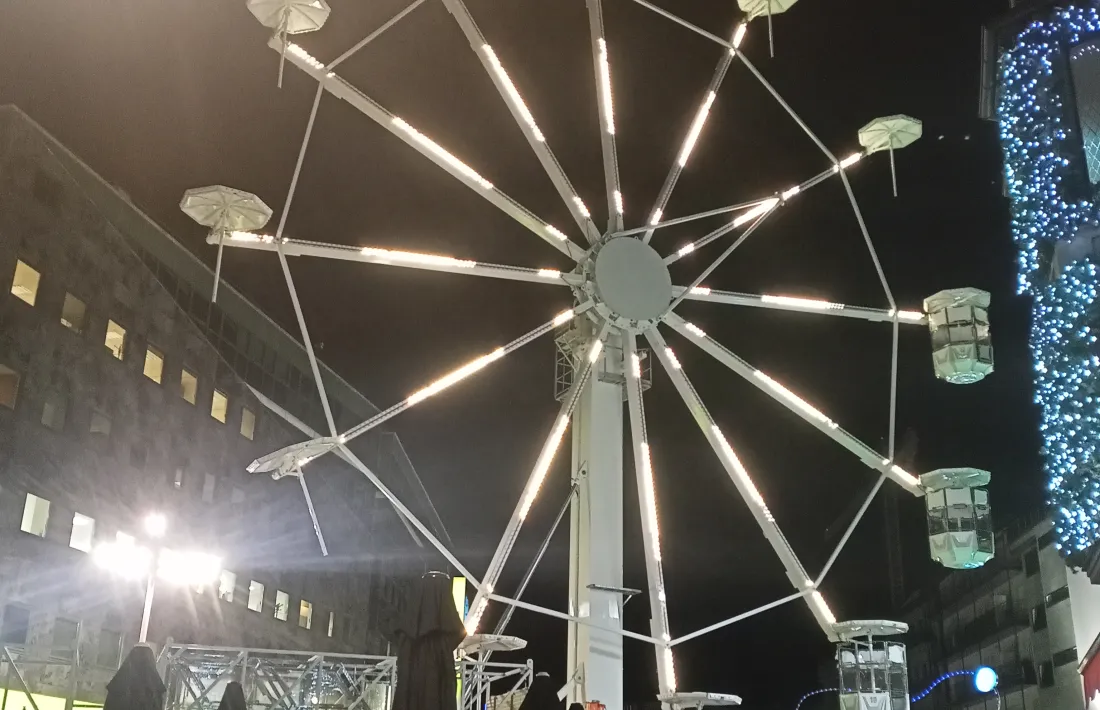 La nòria que s’està instal·lant a la plaça de la Rotonda d’Andorra la Vella.