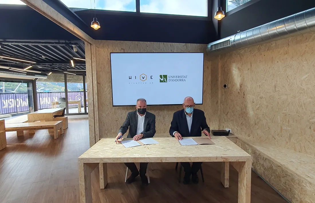 El rector de la Universitat d'Andorra, Miquel Nicolau, i el fundador d'Univers Bomosa, Bonaventura Mora, durant la signatura de l'acord.