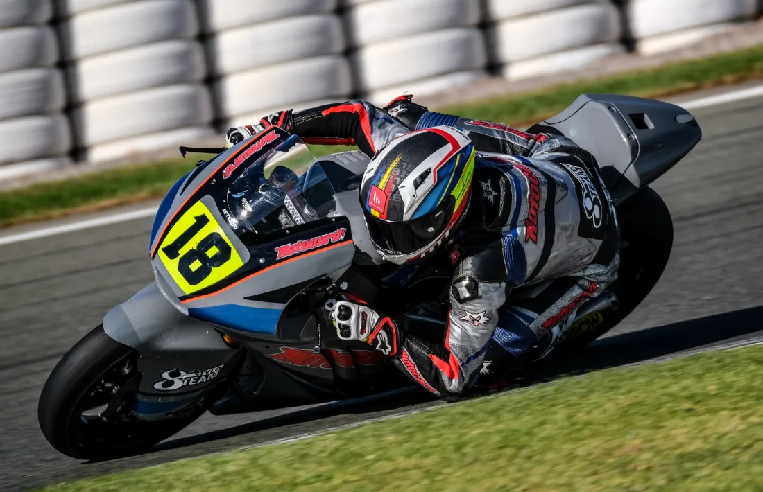 Xavi Cardelús pilotant la seva Kalex al circuit Ricardo Tormo de València. Foto: Stylobike