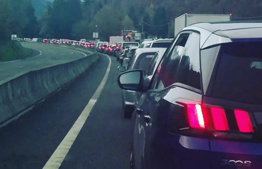 Vehicles fent cua en la RN20.