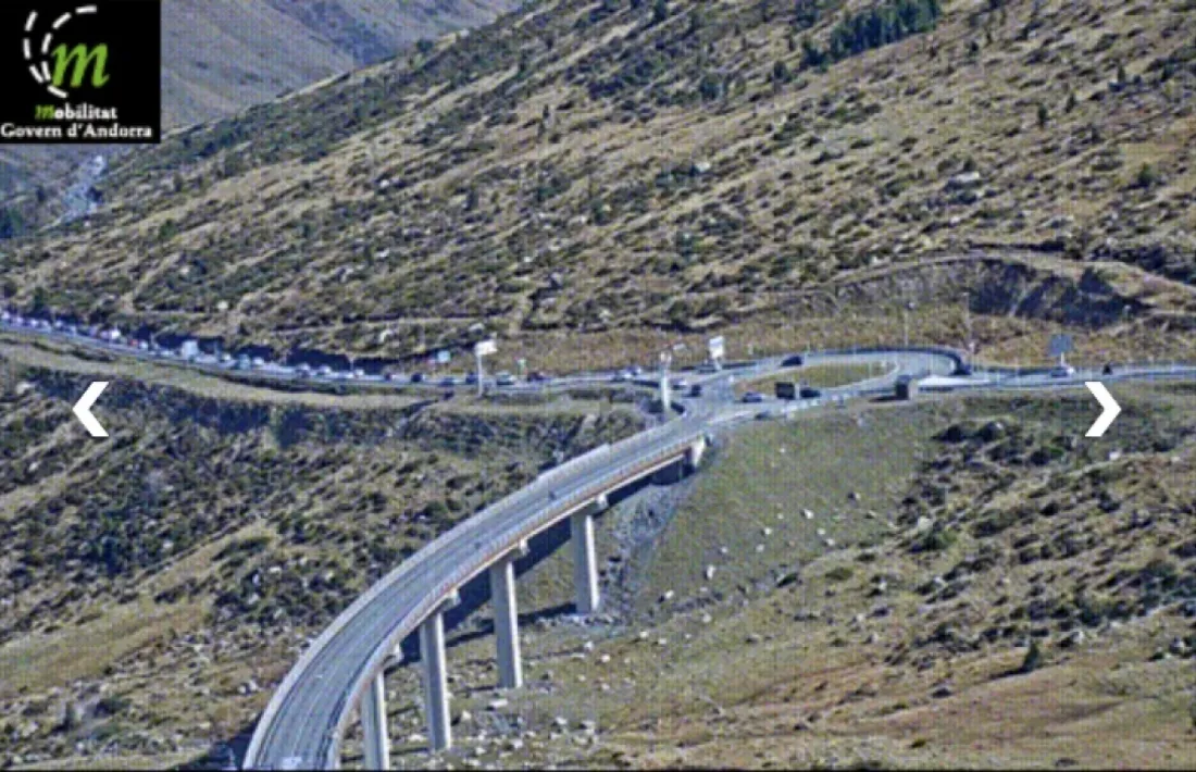 Les càmeres de Mobilitat registren les primeres retencions de vehicles per sortir del país.