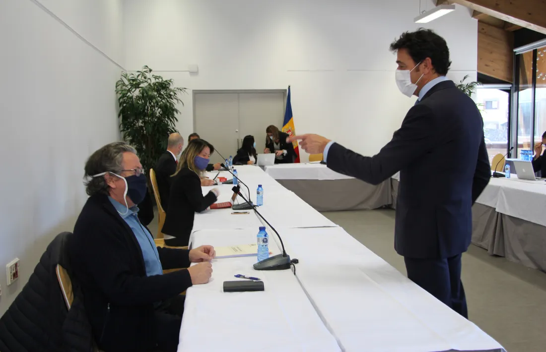 Mortés parlant amb Dolsa poc abans de la sessió del consell.