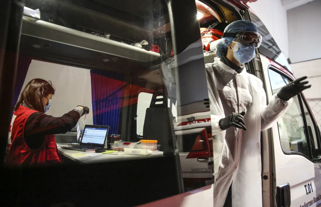 Sanitaris de l''stop lab' mòbil d'Escaldes-Engordany.