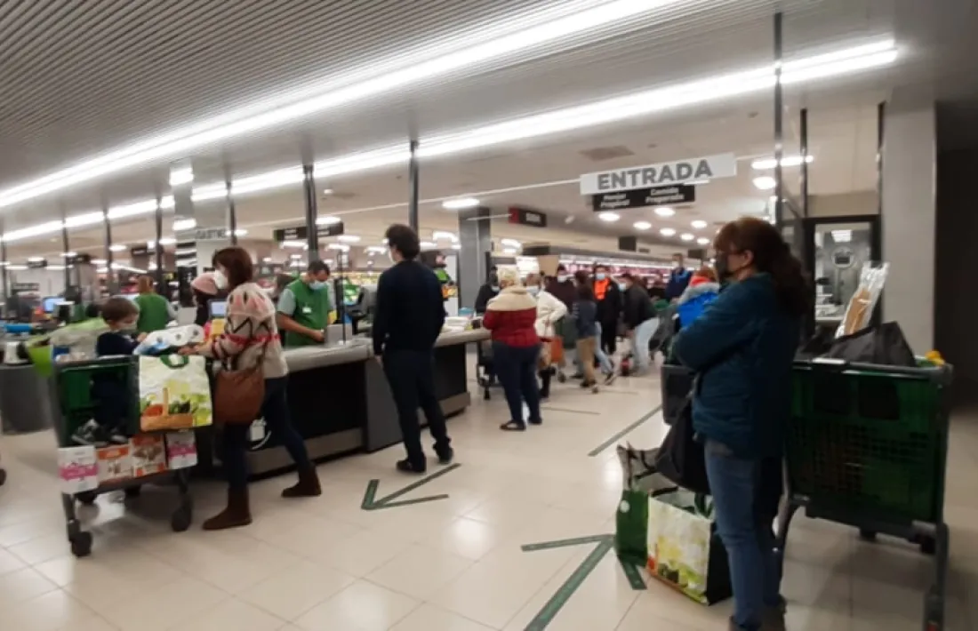 Una vista de l’interior del centre comercial ahir a la tarda, amb llargues cues a les caixes. 