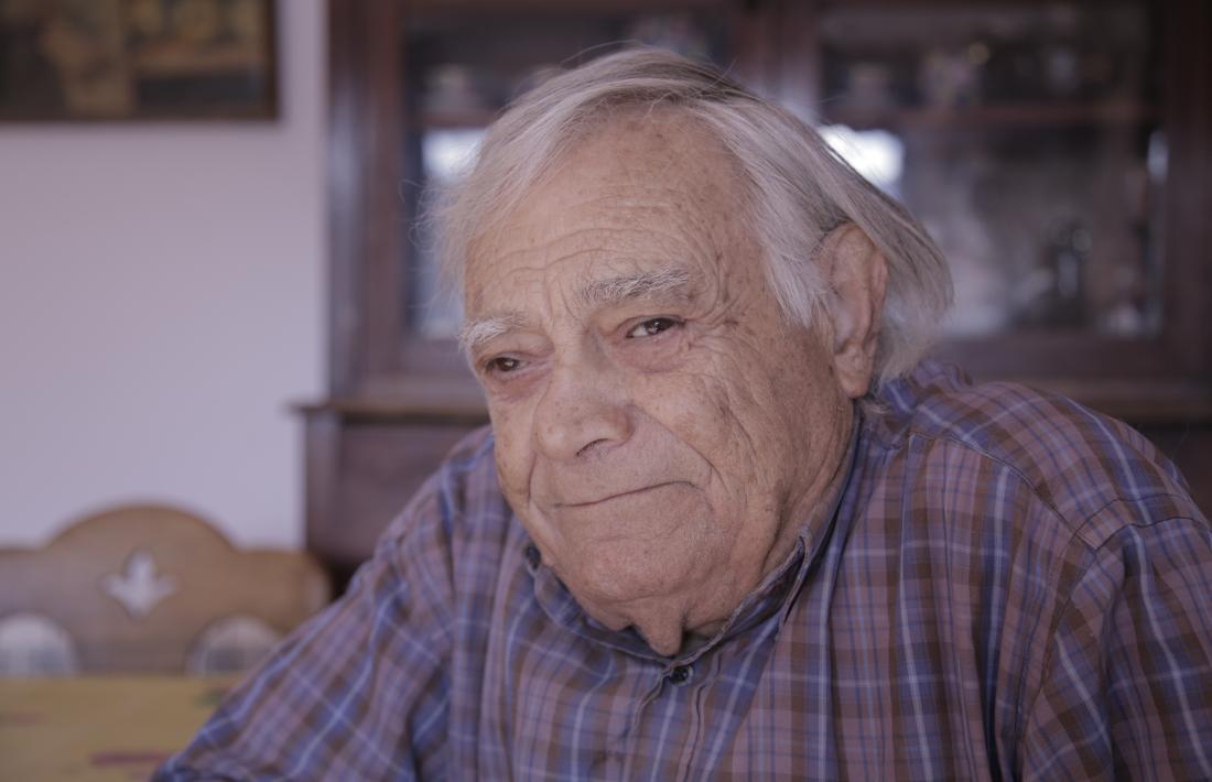 Sergi Mas, retratat a casa seva, a la plaça Laurèdia de Sant Julià.