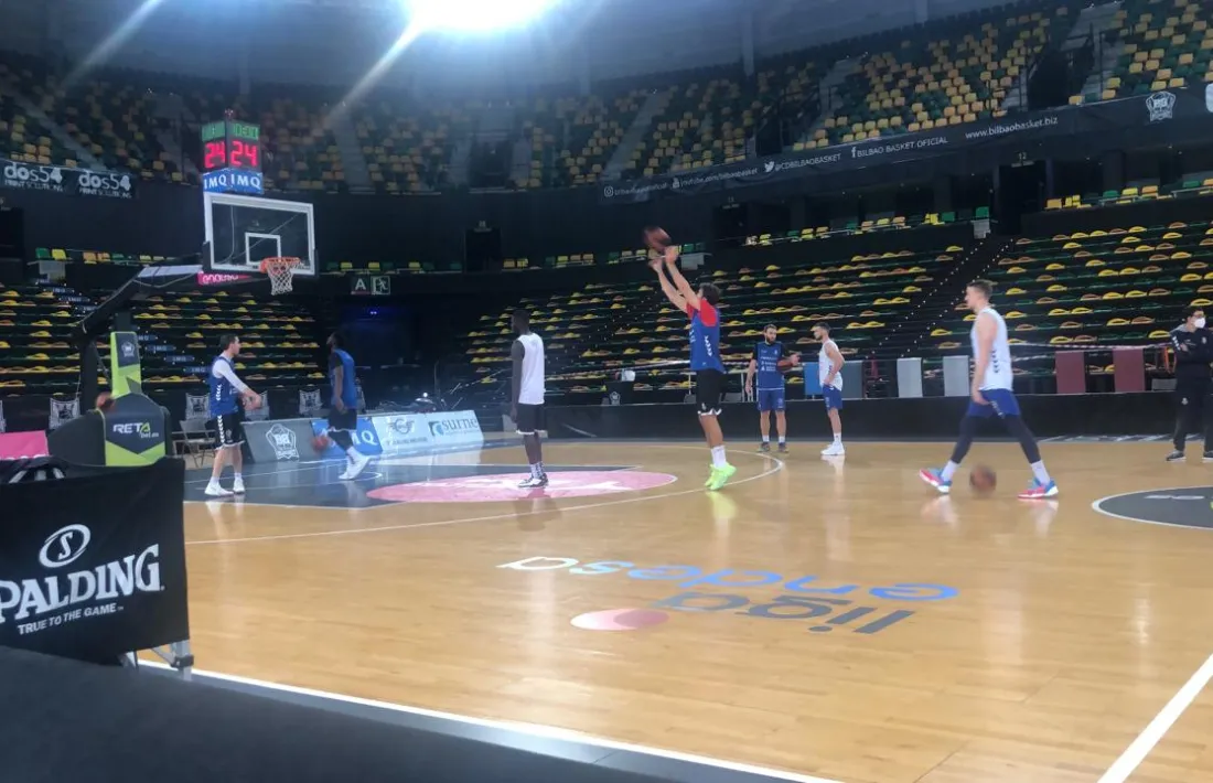 El BC MoraBanc d’Ibon Navarro es va entrenar dimecres a l’escenari del partit que es va posposar, Miribilla.  Foto: Twitter BC MoraBanc