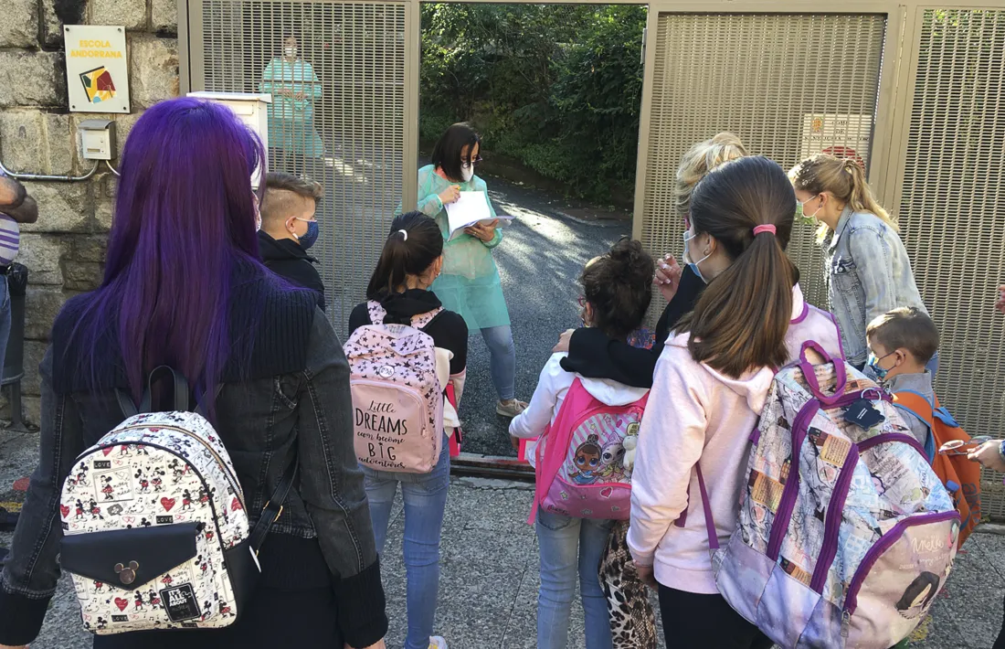 Els infants entrant en un centre educatiu el primer dia d'inici de curs.