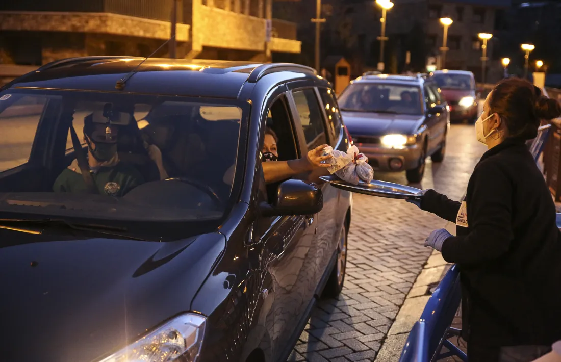 El punt de repartiment de les castanyes a la plaça Carlemany.