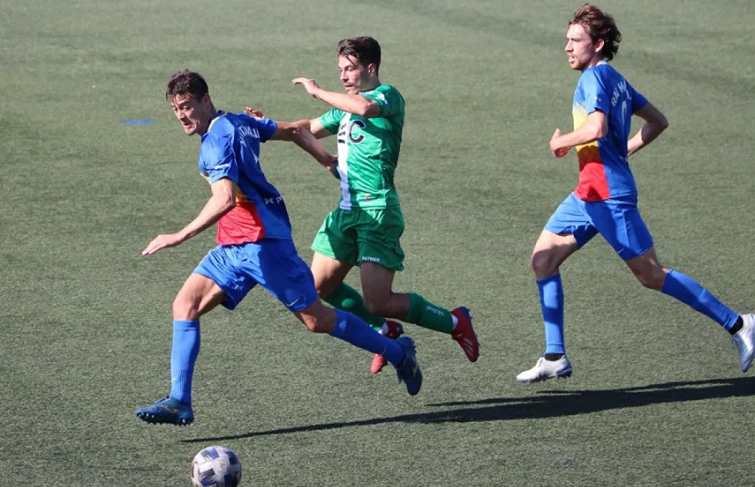 Mantovani defensat per Eloy Gila. Foto: UE Cornellà 