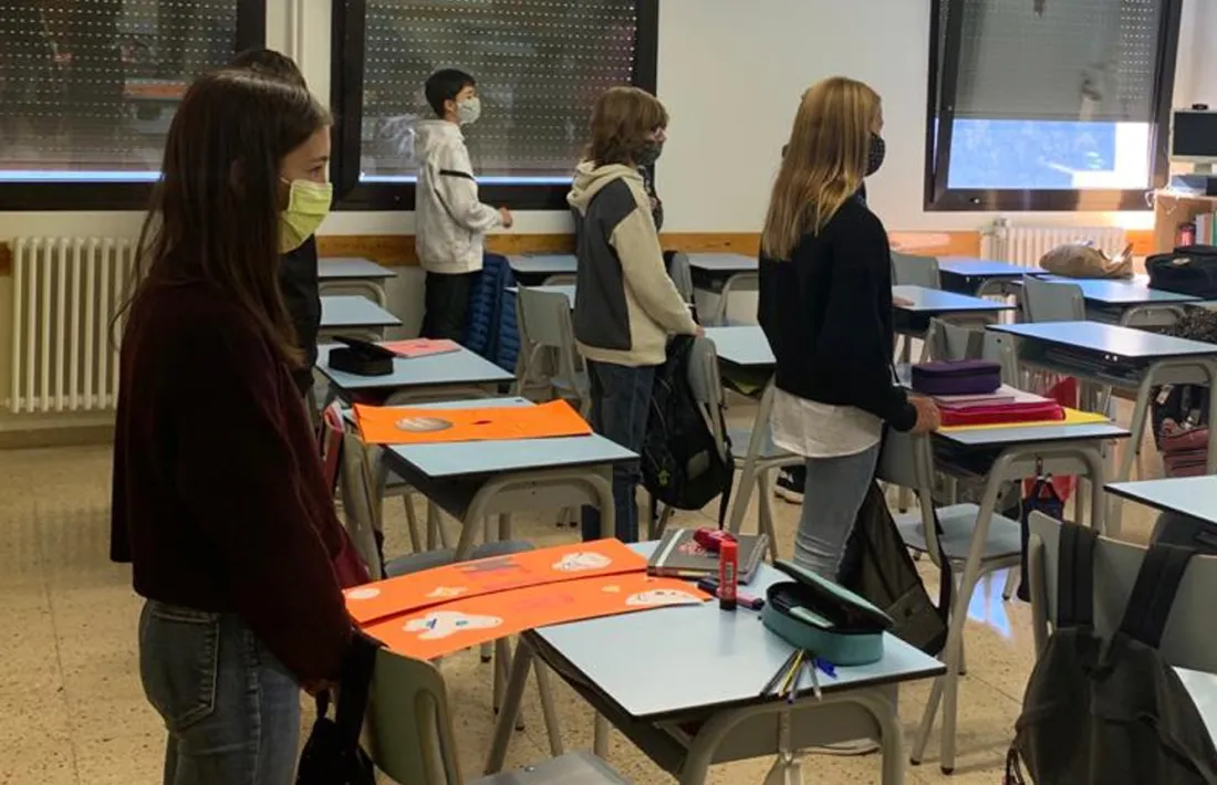 Un moment del minut de silenci al col·legi Sant Ermengol.