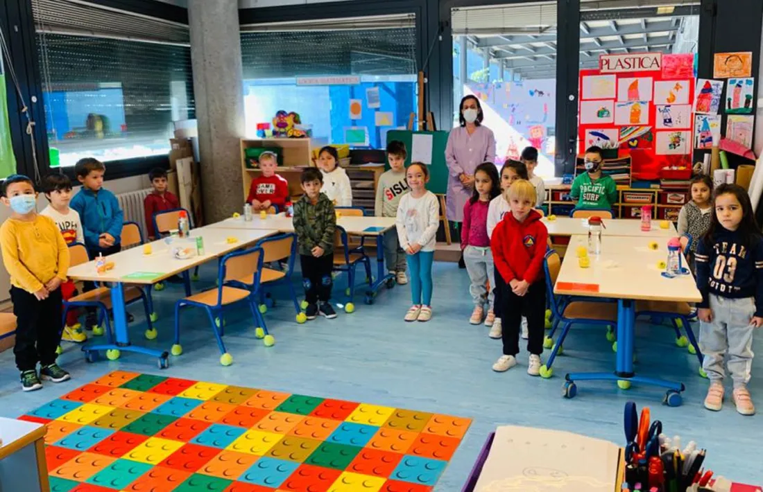 Estudiants del col·legi Maria Moliner durant el minut de silenci.