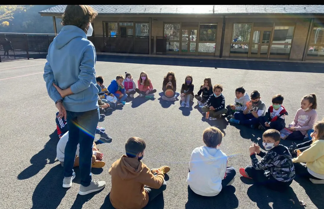 Un moment del minut de silenci al col·legi Sant Ermengol.