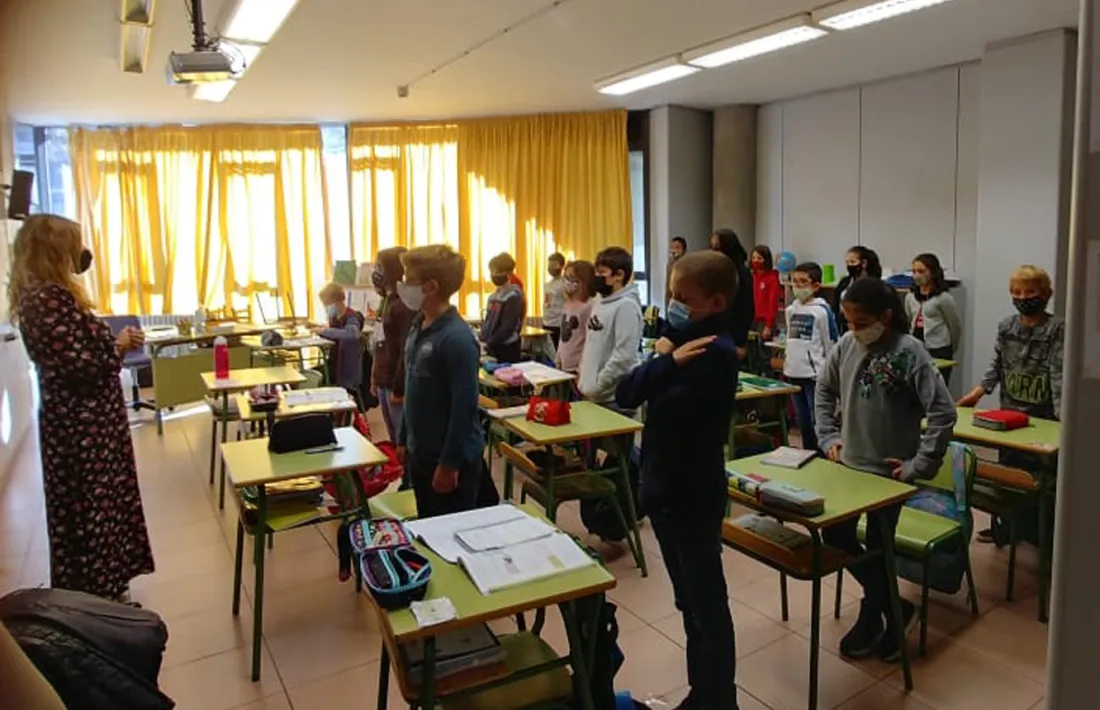 Estudiants del col·legi Maria Moliner durant el minut de silenci.