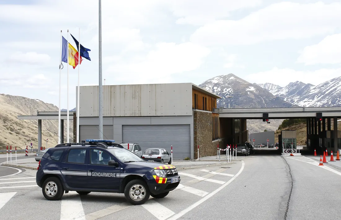 Un vehicle de la gendarmeria a la duana francoandorrana de Porta.