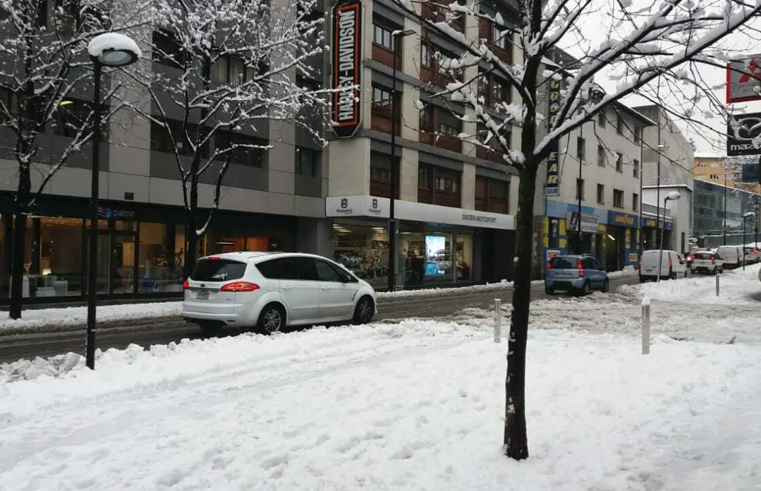 Neu a l'avinguda Santa Coloma en una nevada anterior.