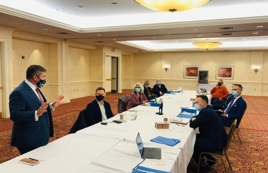 Costa amb d'altres observadors en una de les sessions de formació de cara als comicis.