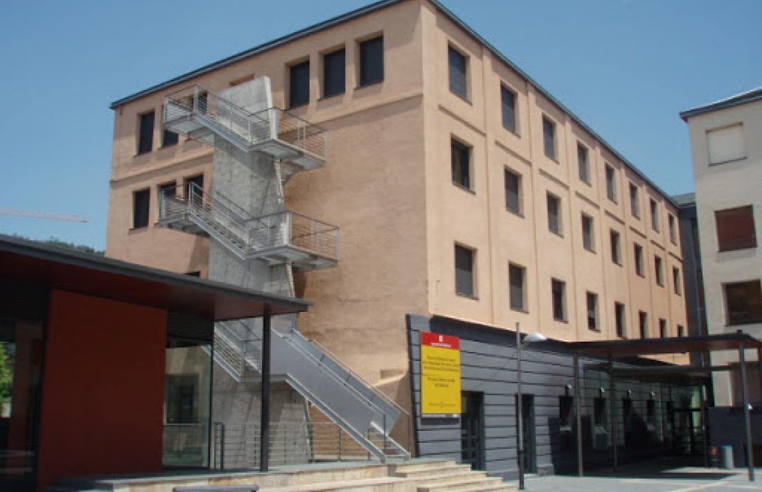 Exterior del centre cultural Les Monges, de titularitat municipal, on s’ubica el centre de la UNED.