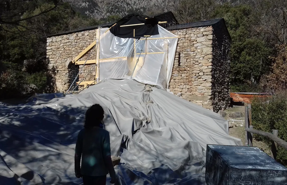  Les pedres del campanar ensorrat el 20 de desembre es van cobrir amb una lona i la nau es va apuntalar. La fotografia és del febrer.