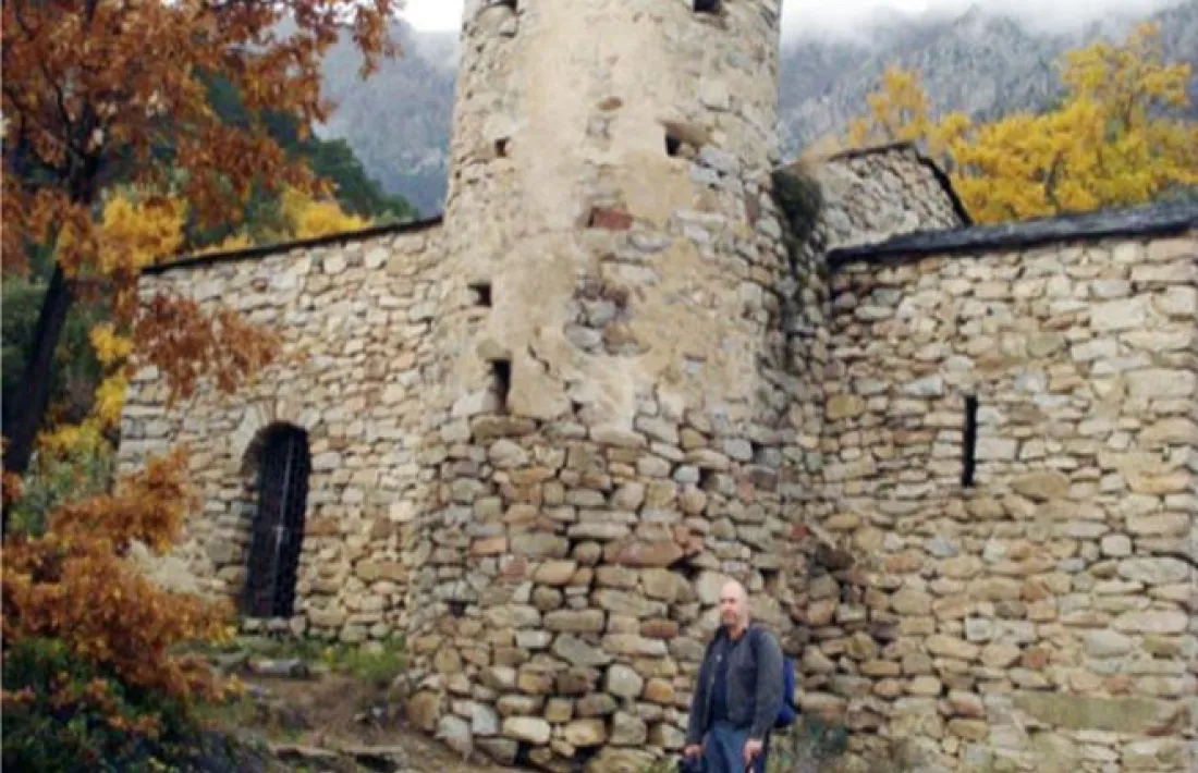 El geòleg Valentí Turu, davant de la sospitosa ‘panxa’ que el 2012 ja va detectar als peus del campanar.