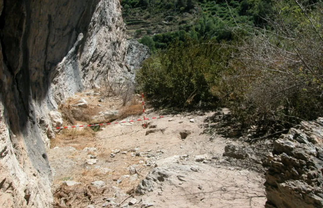 El jaciment de la balma del Llunci, datat a l’edat del bronze, és un abric al peu del roc de l’Oral adjacent a la Cabeca.