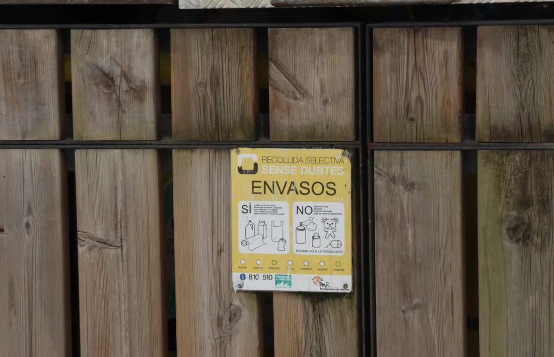 Un contenidor per a la recollida d'envasos.