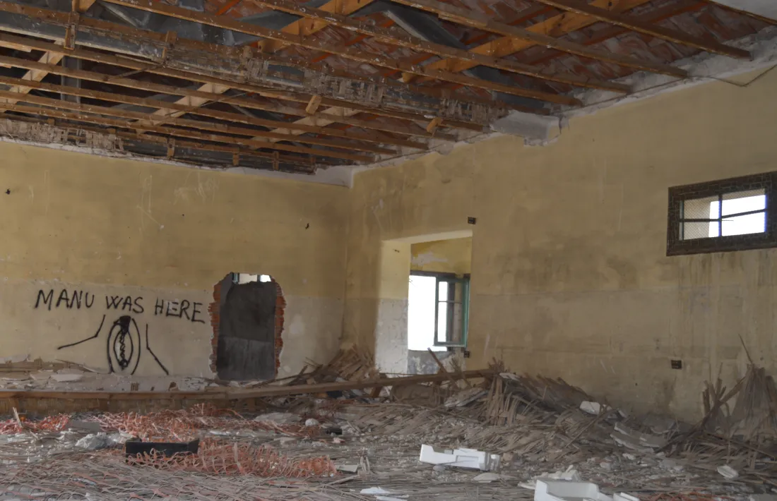 Algú proclama, orgullós, ‘Manu was here’ sobre allò que queda del que havien estat dependències militars. 