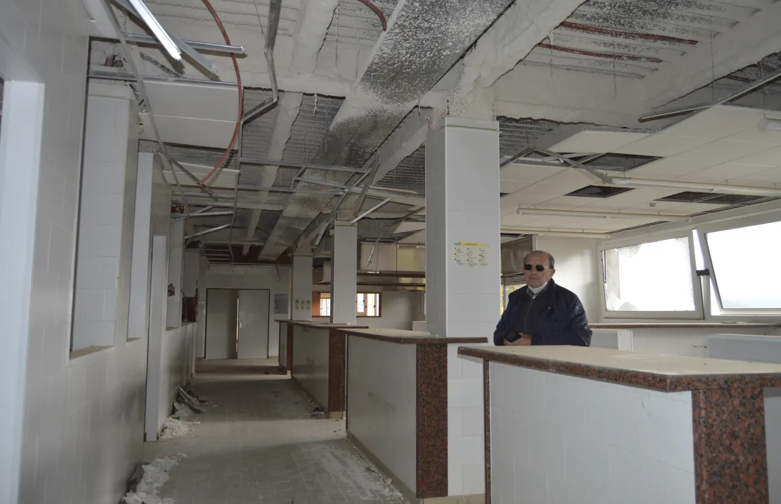  El regidor Rubio, a l’espai de cuines de l’escola Joviat.