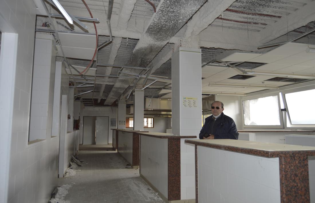  El regidor Rubio, a l’espai de cuines de l’escola Joviat.