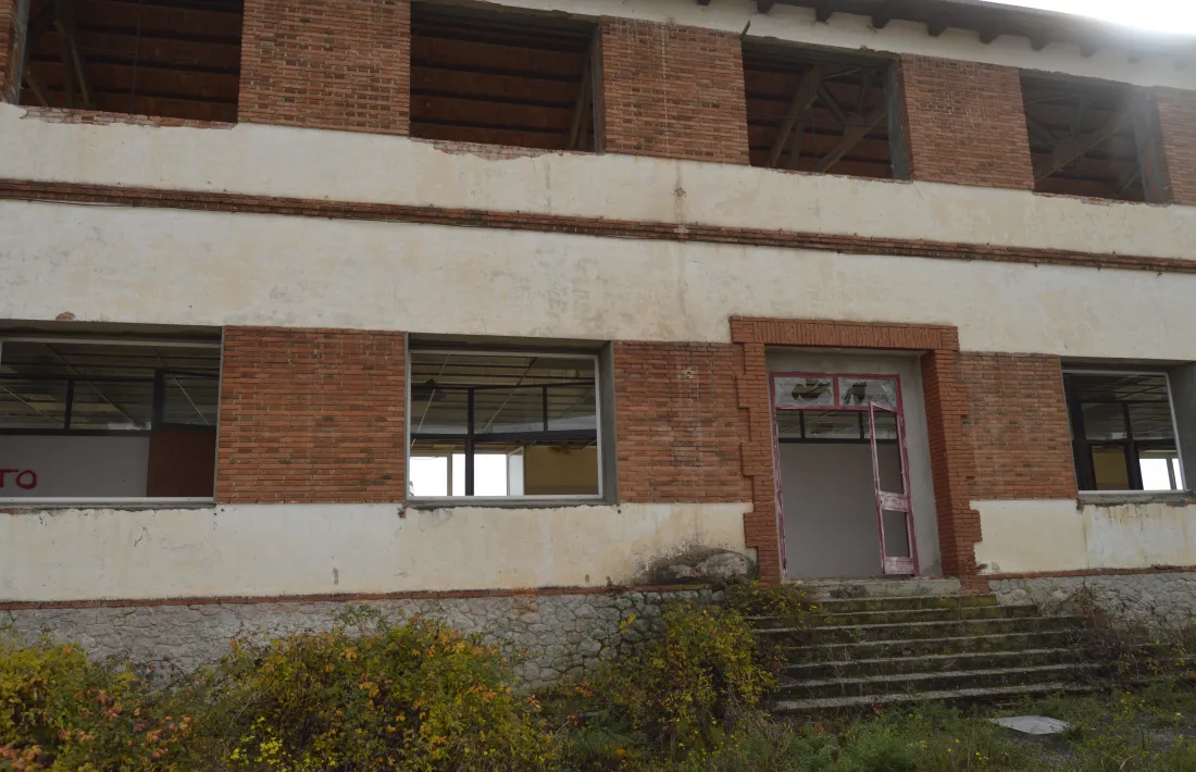 Exterior d’un dels edificis que Joviat pretenia destinar a aules. 