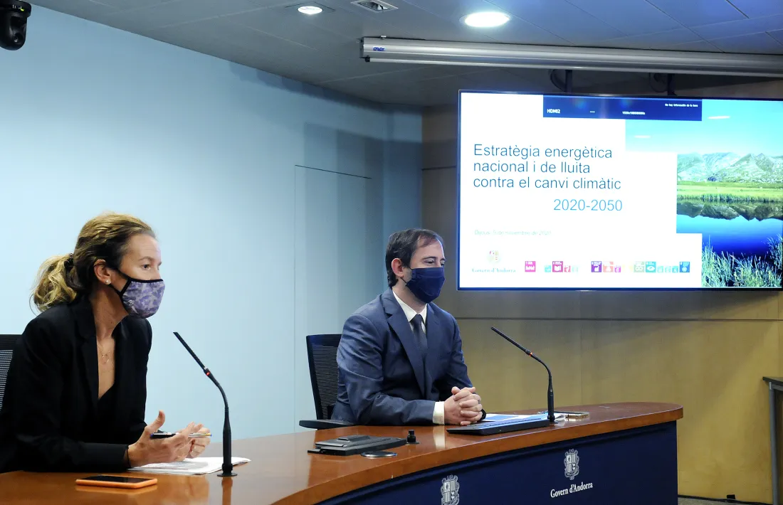 Sílvia Calvó i Carles Miquel en la presentació de l’estratègia energètica nacional i de lluita contra el canvi climàtic, ahir.
