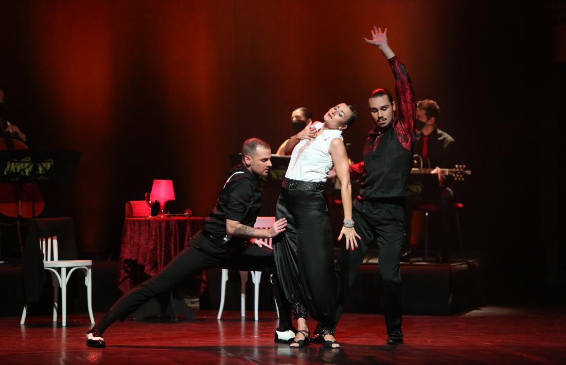 Guitarra alèctrica, acordió, violí, violoncel i ballarins: ‘Passió i tangos’, ahir a l’Auditori. 