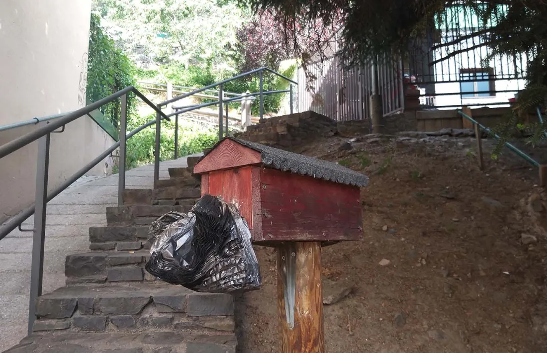 Un expenedor de bosses per a la recollida d'excrements.