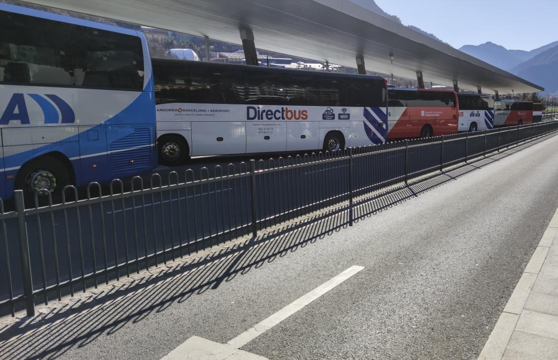 Vehicles de les línies de transport internacional aturats a l’estació d’autobusos.