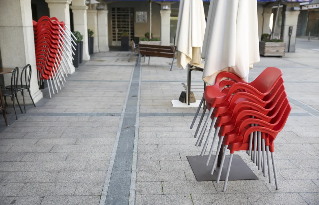 Un bar del Principat tancat.