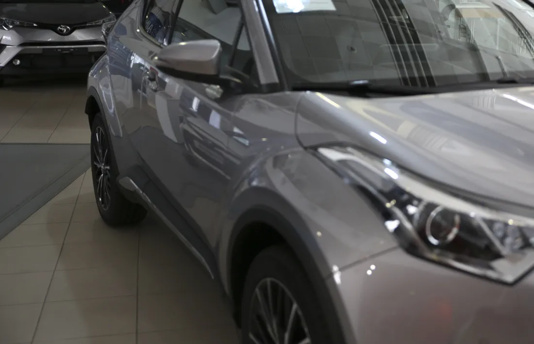 Vehicles exposats en un concessionari del país.